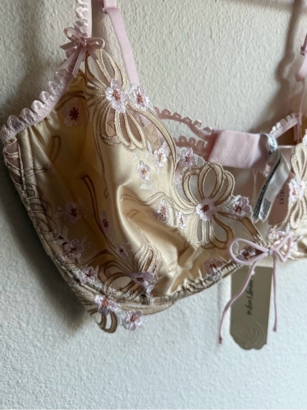 Victoria's Secret Flyaway Bra - Picture 2 of 8